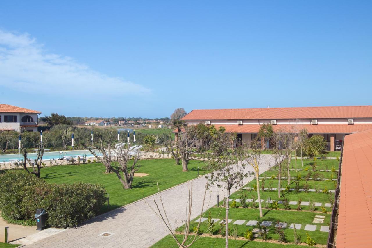 Delfino Tuscany Resort Марина-ди-Чечина Экстерьер фото