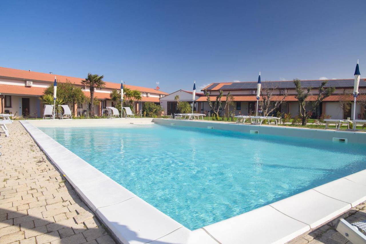 Delfino Tuscany Resort Марина-ди-Чечина Экстерьер фото