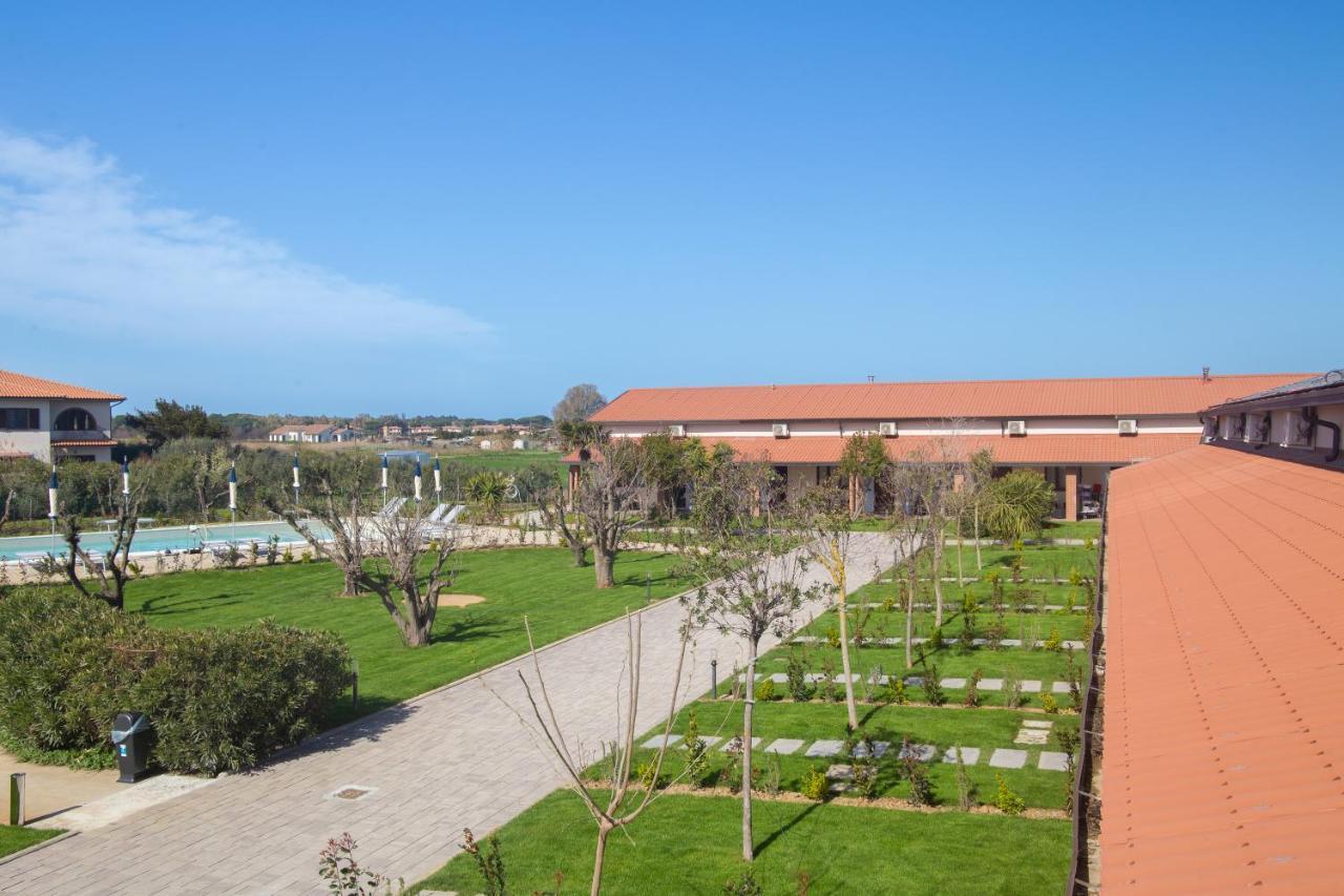 Delfino Tuscany Resort Марина-ди-Чечина Экстерьер фото