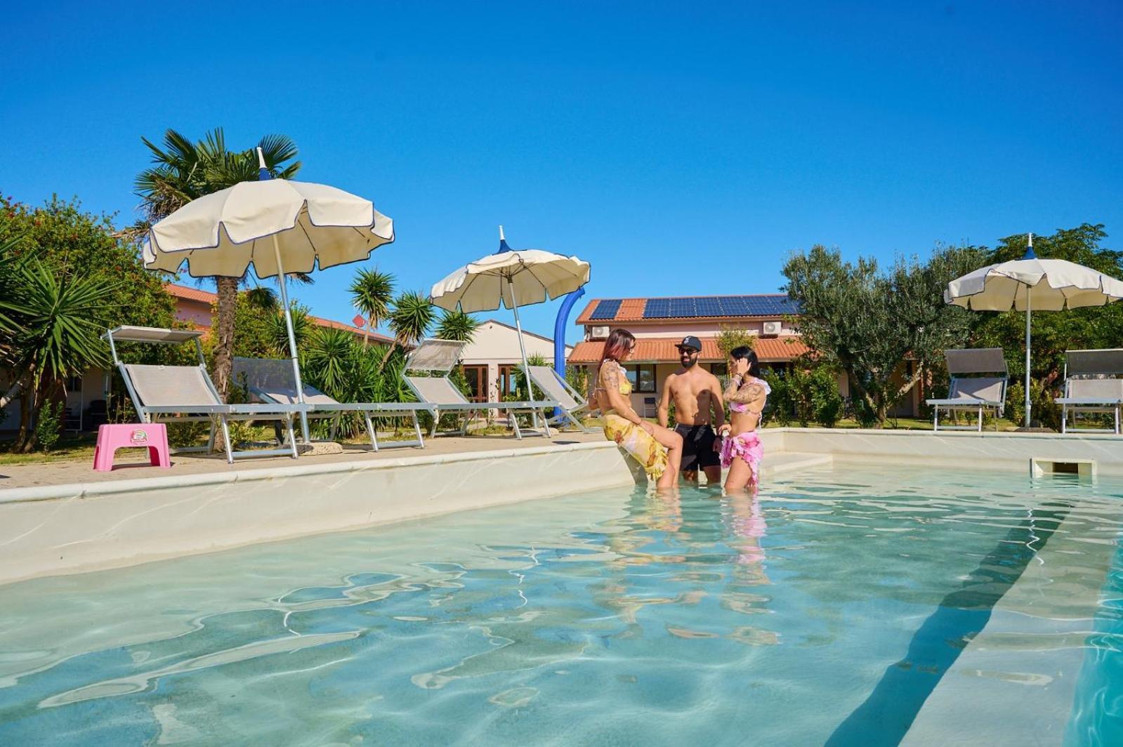 Delfino Tuscany Resort Марина-ди-Чечина Экстерьер фото