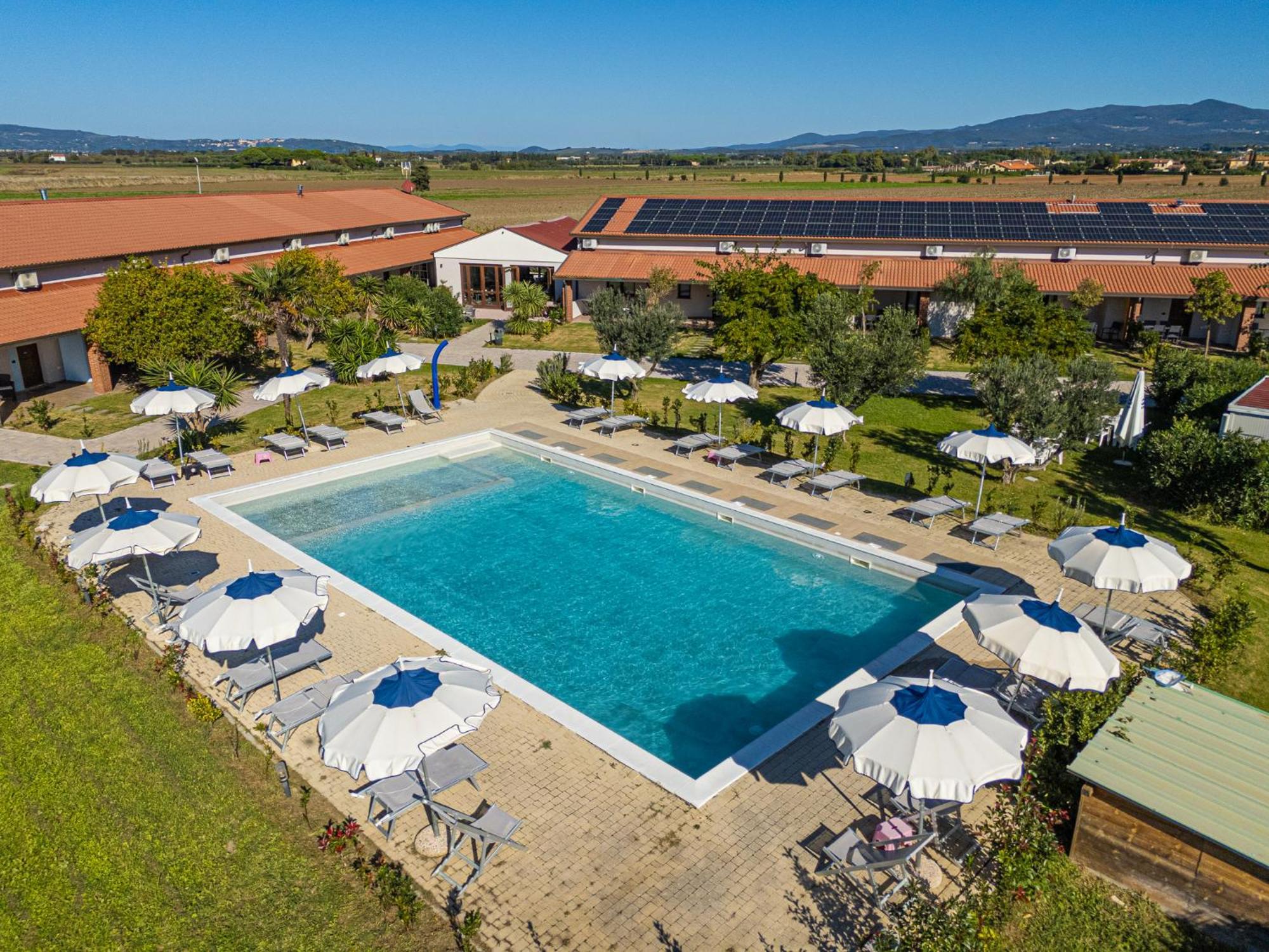 Delfino Tuscany Resort Марина-ди-Чечина Экстерьер фото